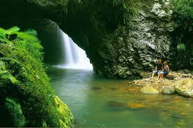 To the east, queensland is bordered by the coral sea and the pacific ocean. Queensland Private Tours Australian Vacation Luxury Safaris