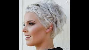 Pour les tresses collées sur le côté, continuez jusqu'à l'oreille, puis tressez normalement, sans ajouter de cheveux. Un Tresse Plaquee Sur Le Front Sur Cheveux Courts Terrafemina