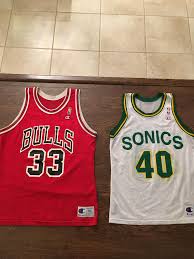 Scottie pippen #33 chicago bulls red hardwood throwbacks mens jersey. For Sale 35 Each Or 2 For 60 Scottie Pippen Bulls Size 44 And Shawn Kemp Sonics Size 40 Basketballjerseys