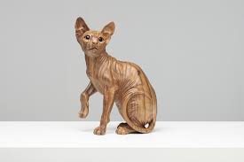 holzskulptur sphynx katze sitzend vollholz