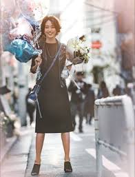 黒ワンピースコーデ16選 春 黒ワンピースのカジュアルコーデや合わせたい靴も oggi jp 黒ワンピース コーデ 黒ワンピース ワンピース コーデ