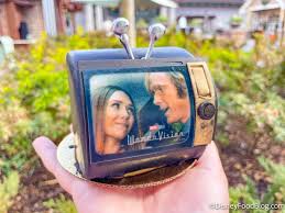 Review We Re Trying The 70s Wandavision Retro Tv Cake In Disney World The Disney Food Blog