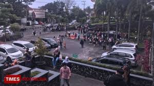 Badan meteorologi, klimatologi, dan geofisika (bmkg) menyatakan pusat gempa berada di 90 kilometer barat daya kabupaten malang. 9gyzck9cfabu M
