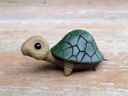 Kleine Schildkrote Aus Ton Diy Keramikfiguren Holztisch Aus Altem Holz Schildkrote Basteln Keramik Geschenke Kleine Schildkroten