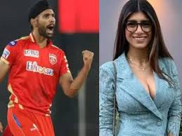 The latest tweets from mia k. Ipl 2021 Netizens Point Out Connection Between Harpreet Brar And Porn Star Mia Khalifa English Lokmat Com