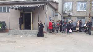 Попрощаться с олесем бузиной во двор на улице дегтяревской, где он прожил всю жизнь и где был убит, пришло не более трех сотен человек. V Kieve Proshli Pohorony Olesya Buziny