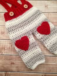 Die verspielten nähte im kniebereich und die angedeuteten taschen machen sie zu einem einzigartigen kleidungsstück. Baby Pom Pom Stocking Beanie And Heart Pants Valentine S Etsy Hakeln Baby Hakeln Furs Baby Babyhose
