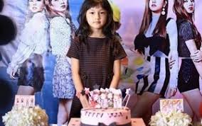 Give them stunning looks to perform on stage, and don't forget the flashy makeup. Tema K Pop Gambar Black Pink Di Ultah Putri Andhika Ussy Curi Perhatian