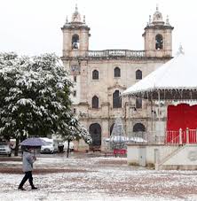 A neve voltou este sábado a cair no alentejo, sobretudo no distrito de évora e na cidade de portalegre, fenómeno atribuído às baixas temperaturas registadas na região. Tgq2jsgwlniddm