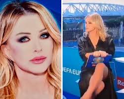 — paola ferrari (@paolaferrari_og) 31 gennaio 2017. Une Presentatrice Italienne Se La Joue Basic Instinct En Direct A La Television Show 7sur7 Be