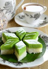 Ketepikan dan biarkan hingga suam. Kuih Seri Muka Versi Makcik Sa Diah