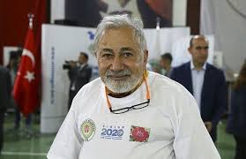 Ünlü komedyen cem yılmaz'a eleştirileriyle adından çokça söz ettiren yaşadığı dönemde tartıştığı kişilerden olan cengiz kuzu'nun kim olduğu arama motorlarına sıkça. 5ftzl1ezabmvdm