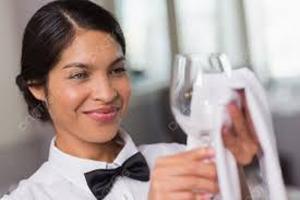 Pramusaji Cantik Sedang Memoles Gelas Anggur Dengan Gaya Rambut Campuran  Ras Yang Diikat Foto Latar belakang Dan Gambar Untuk Download Gratis