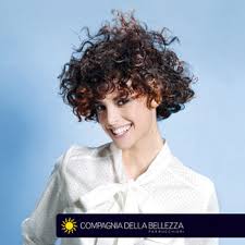 Scegliere il taglio per i capelli ricci non è sempre facile: Tagli Capelli Ricci Laura Bondesani