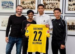 Toni Cantona Twitterren Aktuell Ist Die Ganze Familie Von Jude Bellingham In Dortmund Nach Ende Der Ferien In England Zieht Seine Mutter Nach Dortmund Und Sein Vater Bleibt In Birmingham Um Sich