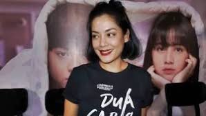 Selama ini namanya sudah malang melintang di banyak film sebagai penulis cerita. Setelah 7 Tahun Vakum Dua Garis Biru Debut Pertama Lulu Tobing Steemit