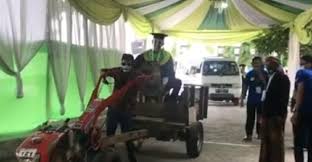 Bangga Ayahnya Petani Mahasiswa Iain Tulungagung Berangkat Wisuda Naik Traktor Sawah Klikjatim Com Saat penggerebekan itu, diduga ta yang merupakan salah satu oknum guru smk di tulungagung ini tengah bersama dengan seorang pemuda berinisial. bangga ayahnya petani mahasiswa iain