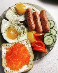 Завтрак яйца с сосисками