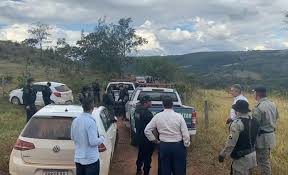 Lázaro barbosa de sousa de 32 anos também conhecido como o carrasco de incra 9 é um criminoso em série conhecido por crimes praticados em junho de 2021 quando o mesmo assassinou 4 pessoas da mesma família e seguiu em uma onda de assaltos em chácaras por todo distrito federal e pelas. Imprensa Estrangeira Repercute Cacada A Lazaro Barbosa Em Goias Mais Goias