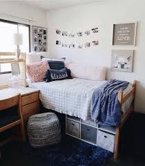 Pin By Emily Park On Habitacion College Bedroom Decor College Dorm Room Decor Dorm Room Designs
