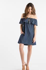 We Have A Soft Spot For Anything Over The Shoulder This Denim Shift Dress Is No Exception Especially With The Looks Vestidos Vestidos