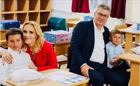 Check spelling or type a new query. Firea Si Pandele Incalca Regulile Anti Covid In Prima Zi De Scoala Niciun Parinte Nu A Avut Voie Sa Intre In Sala De Clasa Insa Firea Si Pandele Au Putut Aktual24