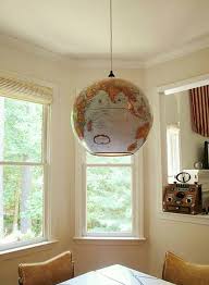 People Are Upcycling Vintage Globes Into Unique Pendant Lamps Decor Home Decor Vintage Globe
