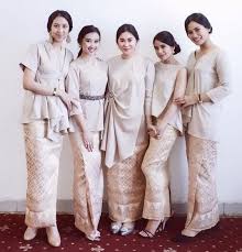 Asal kombinasi yang dilakukan pas, tentu hasilnya bakalan bagus. Inspirasi Terbaru 55 Model Baju Atasan Kain Satin