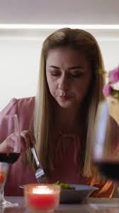 Video Stok Seorang gadis cantik mencicipi anggur merah (100% Tanpa Royalti)  1009572596