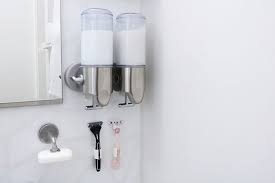 お風呂グッズは浮かせて収納 掃除が楽になる 吊り下げ収納術 をマスターしよう folk バスルーム 収納 シャンプー お風呂グッズ 収納