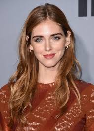 Chiara Ferragni Nin Dogal Su Dalgalarindan Ilham Al Sac Guzelligi Rengarenk Sac Sari Kahverengi Sac