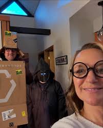 When your daughter dresses up like Dorothy from the wizard of Oz and asks  you to be the corrugated man instead of the tin man you say yes 🙌 📦✓ I  hope