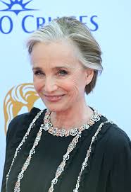 Kristin Scott Thomas, 60 años y el corte de pelo con canas de esta actriz  es la gran tendencia