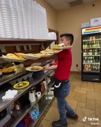 Rodrigo sada (vadhir derbez) quiere ser millonario para llevar la vida de lujo y sofisticación que ve en los clientes del restaurante en el que trabaja. Joven Mesero Se Hace Viral Por Cargar Hasta Seis Platos Con Comida Momolopolis Noticias