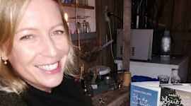 Hangöförfattaren Karin Collins vill gärna känna sig som Askungen på  bokmässorna