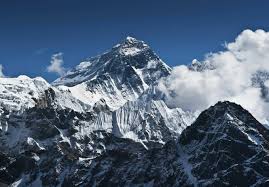 Sekitar 750 juta orang tinggal di daerah sekitar aliran air dari himalaya, yang termasuk bangladesh. Puncak Gunung Himalaya Steemkr