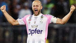 His potential is 77 and his position is cb. Bundesliga Meister Lask So Denkt Kapitan Gernot Trauner Fussball
