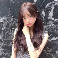 画像に含まれている可能性があるもの 1人以上 屋外 ヘアモデル 美人 ヘアスタイル 髪の長さ