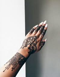 Image Result For Rihanna S Hand Tattoos Tatouage Au Henne Tatouage Henne Modele Henne Main