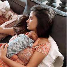 Η χριστίνα μπόμπα και ο σάκης τανιμανίδης γνωρίστηκαν το 2015 στην εταιρεία που εργαζόταν εκείνη και η οποία. Eidhseis Me 8ema Xristina Mpompa