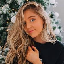 Sara Betts's Instagram, Twitter & Facebook