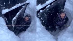 ¡Por la nieve! Tuvo que cavar tunel para entrar a su casa en Rusia🎦