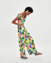 The Best Items Still Available At Zara S Major Summer Sale Zara Models Zara Fashion Tropical Print