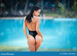 Mulher Bonita Em Um Biquini sexy Na Praia Foto de Stock - Imagem de azul,  corpo: 71439068