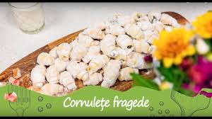 250 g untură curata de porc, 500 g făină, 2 linguri zahăr pudră, 2 linguri otet de vin alb, 2 galbenusuri, 5 linguri apă minerală, 1 fiola esentă de vanilie, 150 g zahăr pudră pentru pudrare,un praf. Reteta Cornulete Fragede Bucataras Tv Youtube