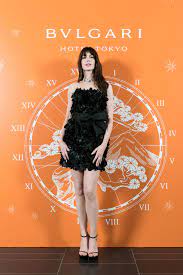 アン・ハサウェイ、“絶対美脚”を作り出すミニドレスとスリットスカートの法則 | Vogue Japan