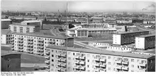 Mit den tiefbauarbeiten wurde im dezember 2020 begonnen. Datei Bundesarchiv Bild 183 D0330 0002 003 Rostock Sudstadt Wohnblocks Jpg Wikipedia