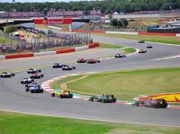 Formule 1 kan in vrijwel elk land live of in samenvatting bekeken worden en trekt een van de grootste wereldwijde televisiepublieken. Formel 1 Silverstone Tickets Reisen Absolut Sport