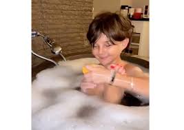 A rivazzurra una mamma ha lanciato l'allarme dopo essere andata in bagno: Belen Fa Il Bagno Con Il Figlio Santiago Tortura La Rodriguez Con Strani Massaggi Ai Piedi Video