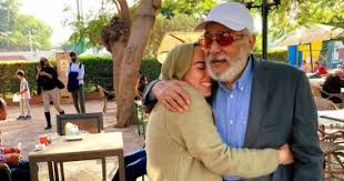 وكن لهما ذليلا رحمة منك بهما تطيعهما فيما أمراك به مما لم يكن لله معصية، ولا تخالفهما فيما أحبَّا. Ø­ÙÙŠØ¯Ø© Ø¹Ø¨Ø¯ Ø§Ù„Ø±Ø­Ù…Ù† Ø£Ø¨Ùˆ Ø²Ù‡Ø±Ø© ØªØºØ§Ø²Ù„Ù‡ ÙÙ‰ Ø£Ø­Ø¯Ø« Ø¸Ù‡ÙˆØ± Ù„Ù‡ Ø­Ø¨ Ø­ÙŠØ§ØªÙ‰ Ø§Ù„ÙŠÙˆÙ… Ø§Ù„Ø³Ø§Ø¨Ø¹